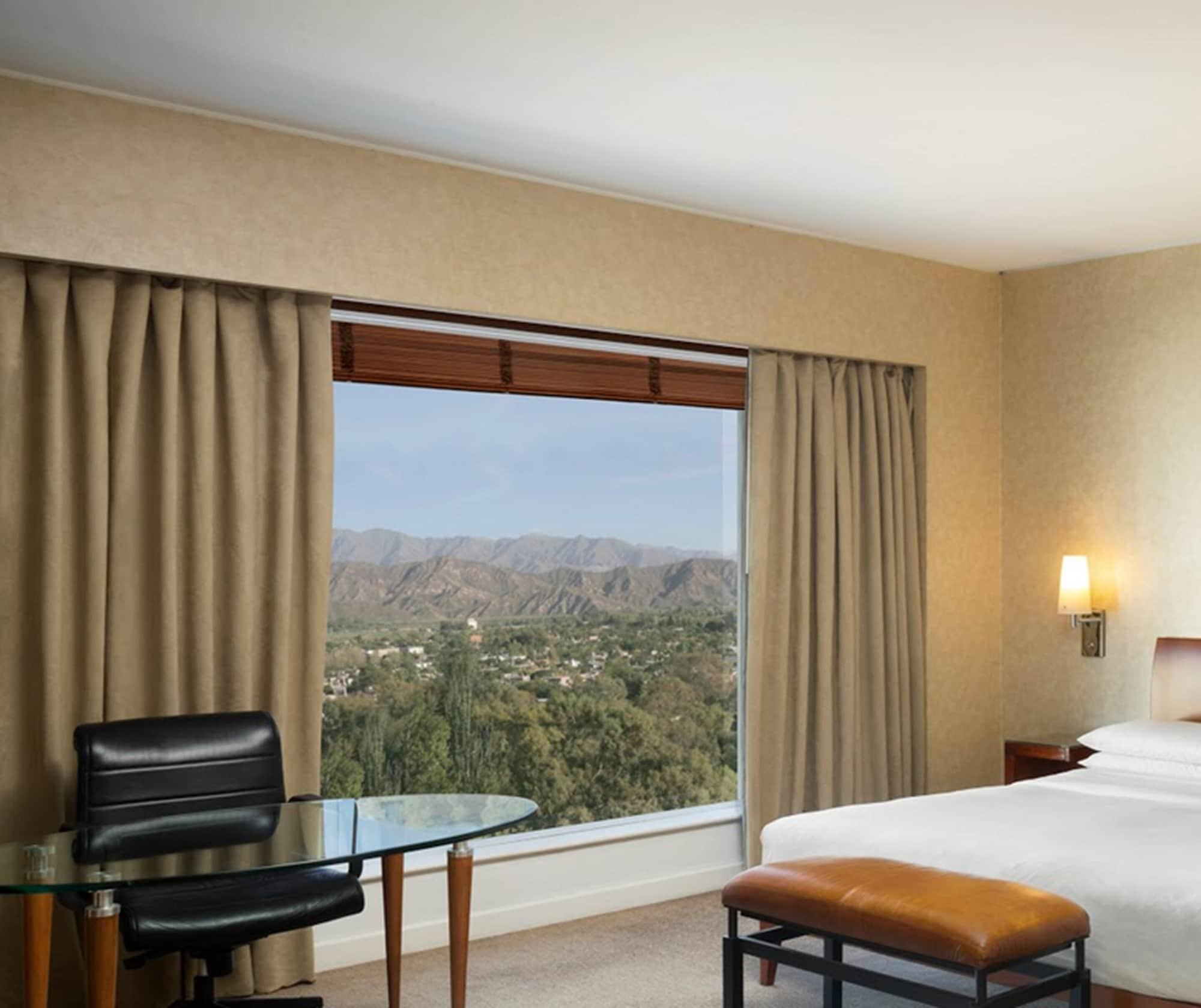พาร์ค ไฮแอท เมนโดซา Hotel ภายนอก รูปภาพ A guest room at the JW Marriott Scottsdale Camelback Resort and Spa