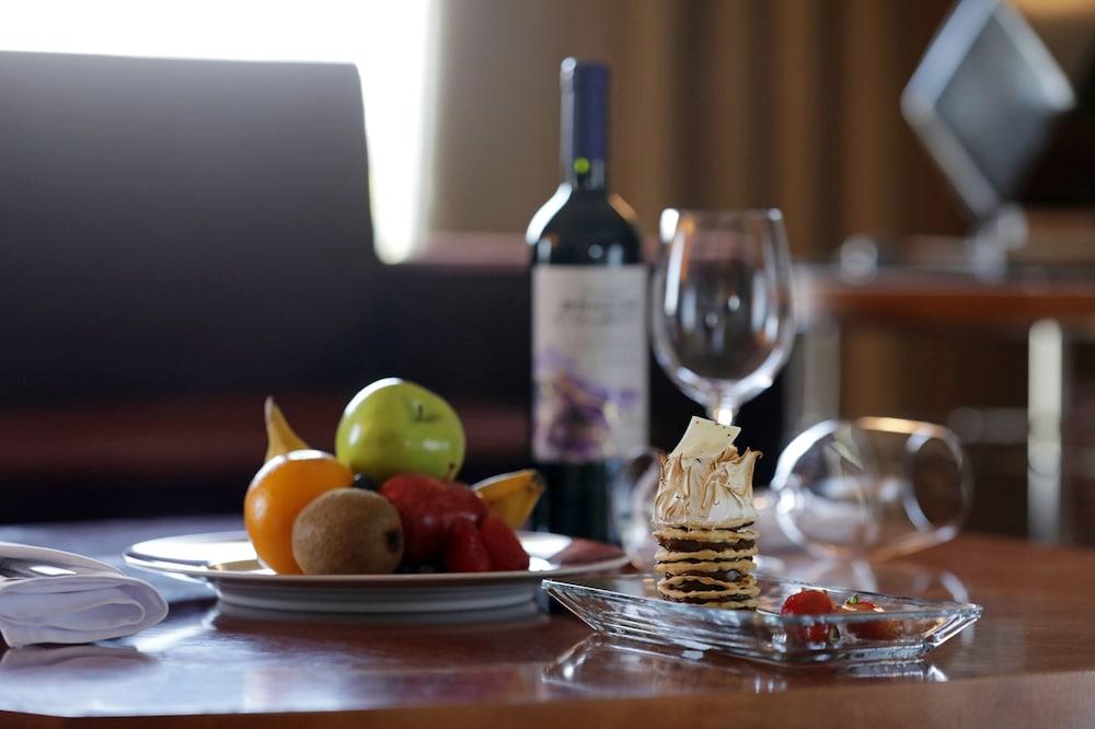 พาร์ค ไฮแอท เมนโดซา Hotel ภายนอก รูปภาพ A bottle of wine and fruit