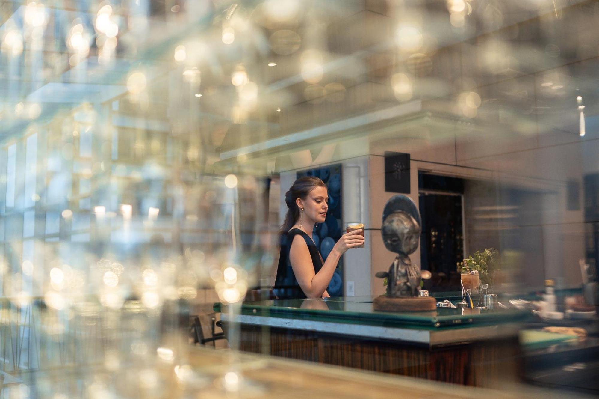 พาร์ค ไฮแอท เมนโดซา Hotel ภายนอก รูปภาพ A woman drinking coffee